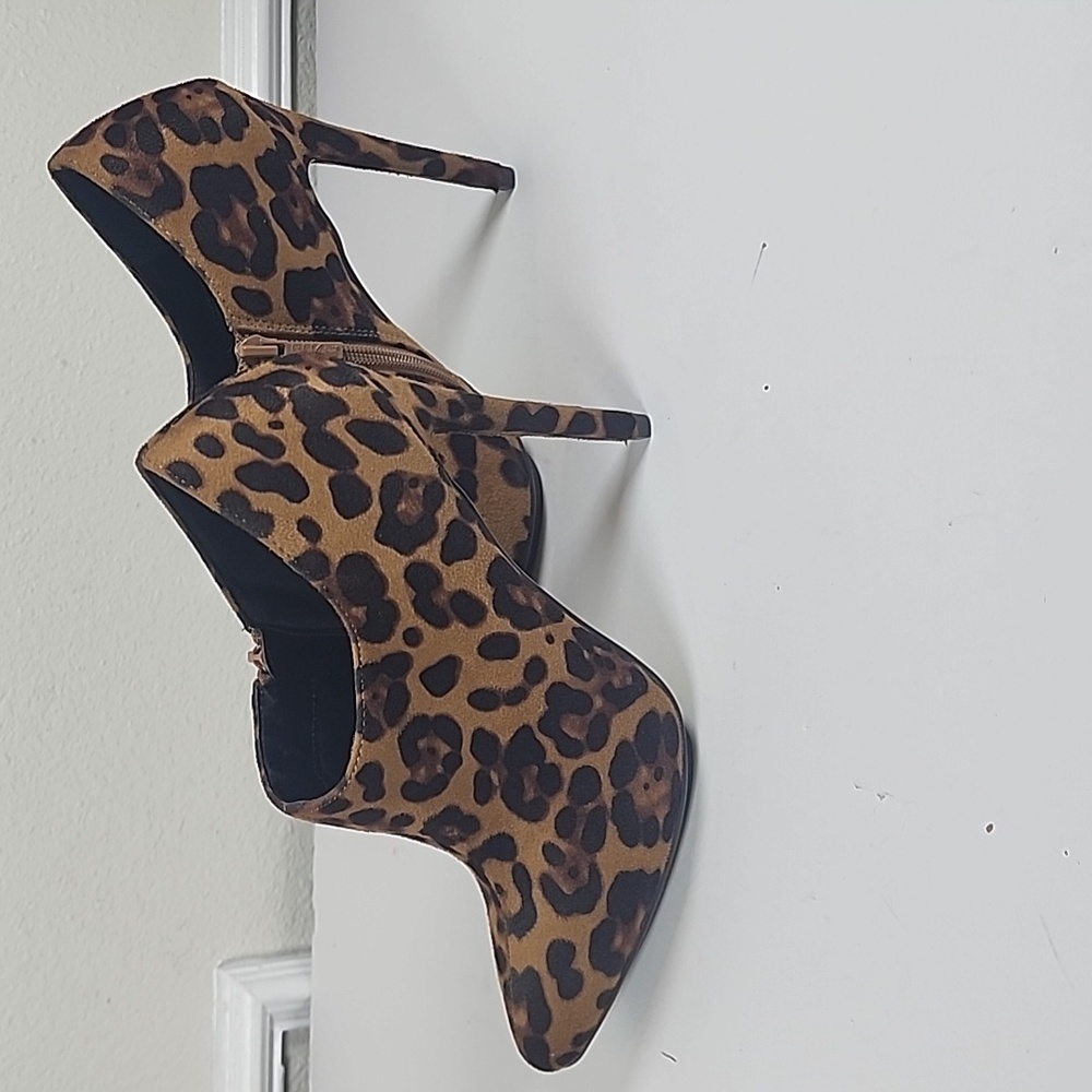 Micheal Antonio Women Leopard Print  Pointed Toe Stiletto Heels Size 9